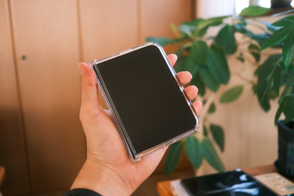 閉じた状態のiPhone Duoを手に持った様子