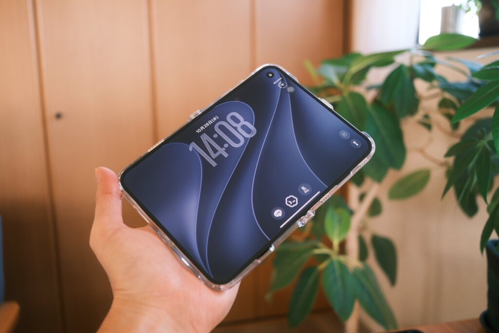 クリアケースを付けたiPhone Duoを開き、内側画面にロック画面を表示した様子